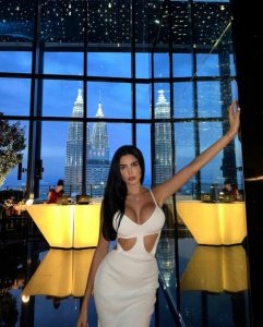 Read more about the article Experience Unforgettable Moments with Poppy Scarlet Today